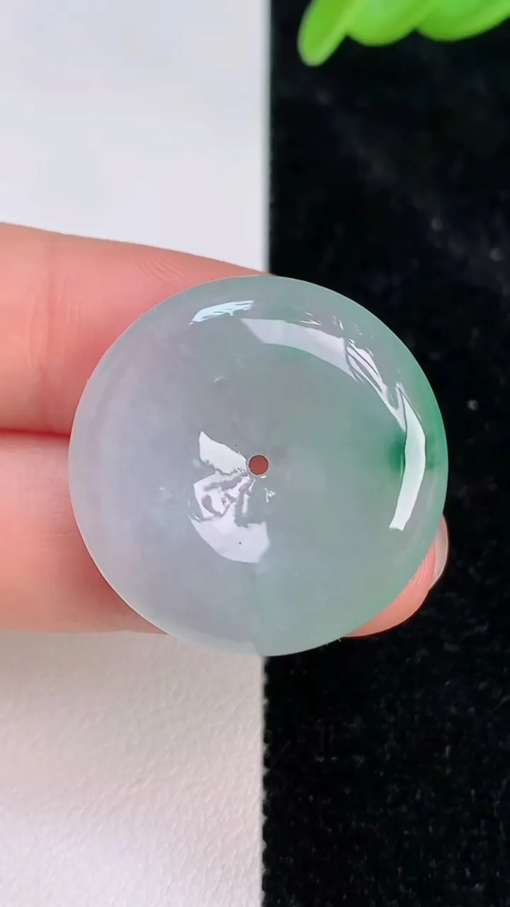 天然A货翡翠平安扣吊坠，尺寸26.8-5.6，重量:8.14g
7月8日