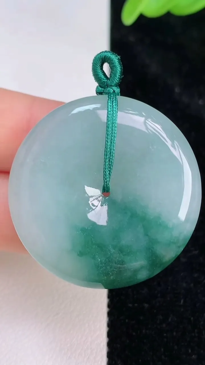 天然A货翡翠飘花平安扣吊坠，尺寸34.4-5.8，重量:14.88g
7月8日