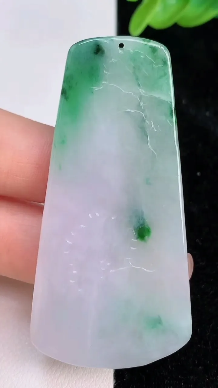 天然A货翡翠山水牌吊坠，尺寸62.2-30.7-5.5，重量:23.07g
7月8日