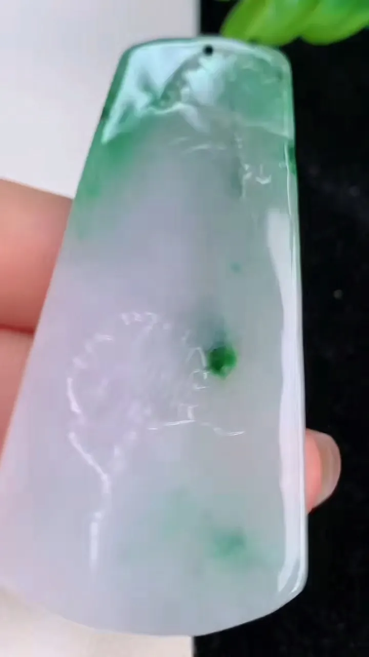 天然A货翡翠山水牌吊坠，尺寸62.2-30.7-5.5，重量:23.07g
7月8日