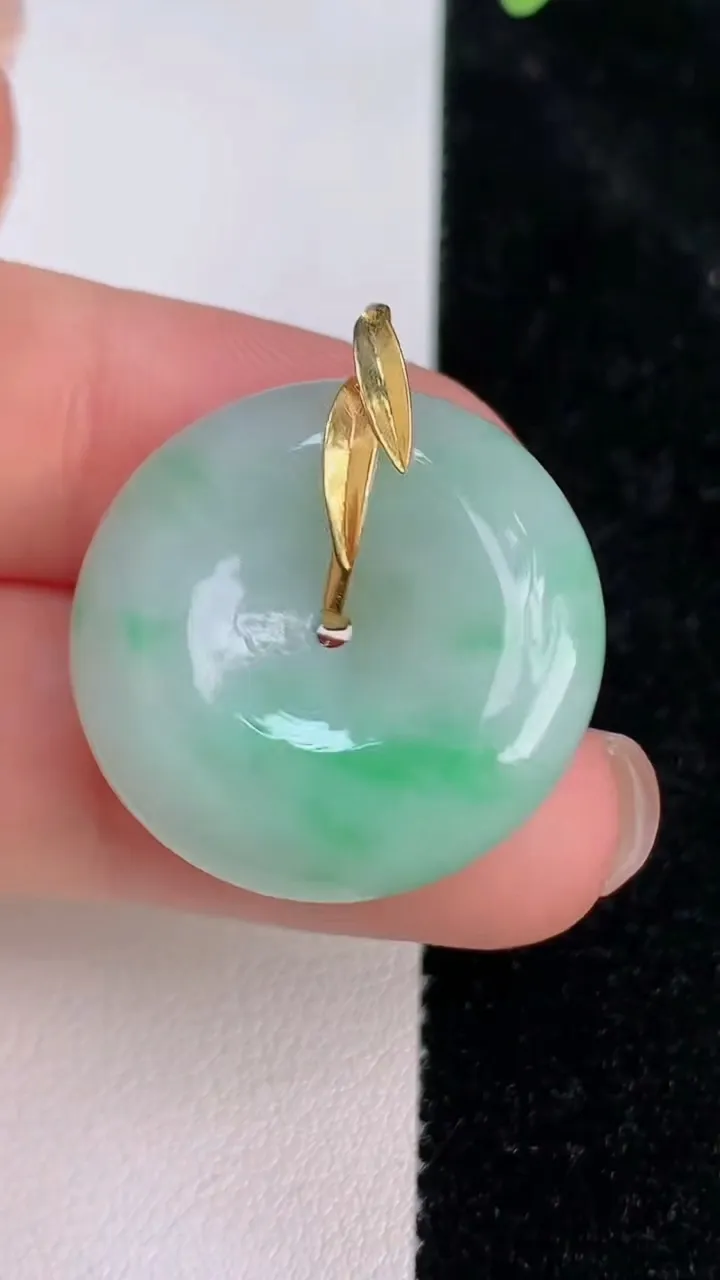 天然A货翡翠平安扣吊坠，尺寸24.7-6.5，重量:8.04g
7月8日