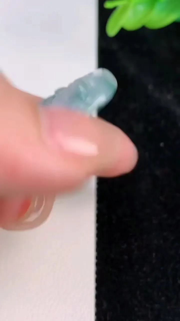 天然A货翡翠飘花普贤菩萨吊坠，尺寸54-43-5.8，重:28.27g
7月8日
