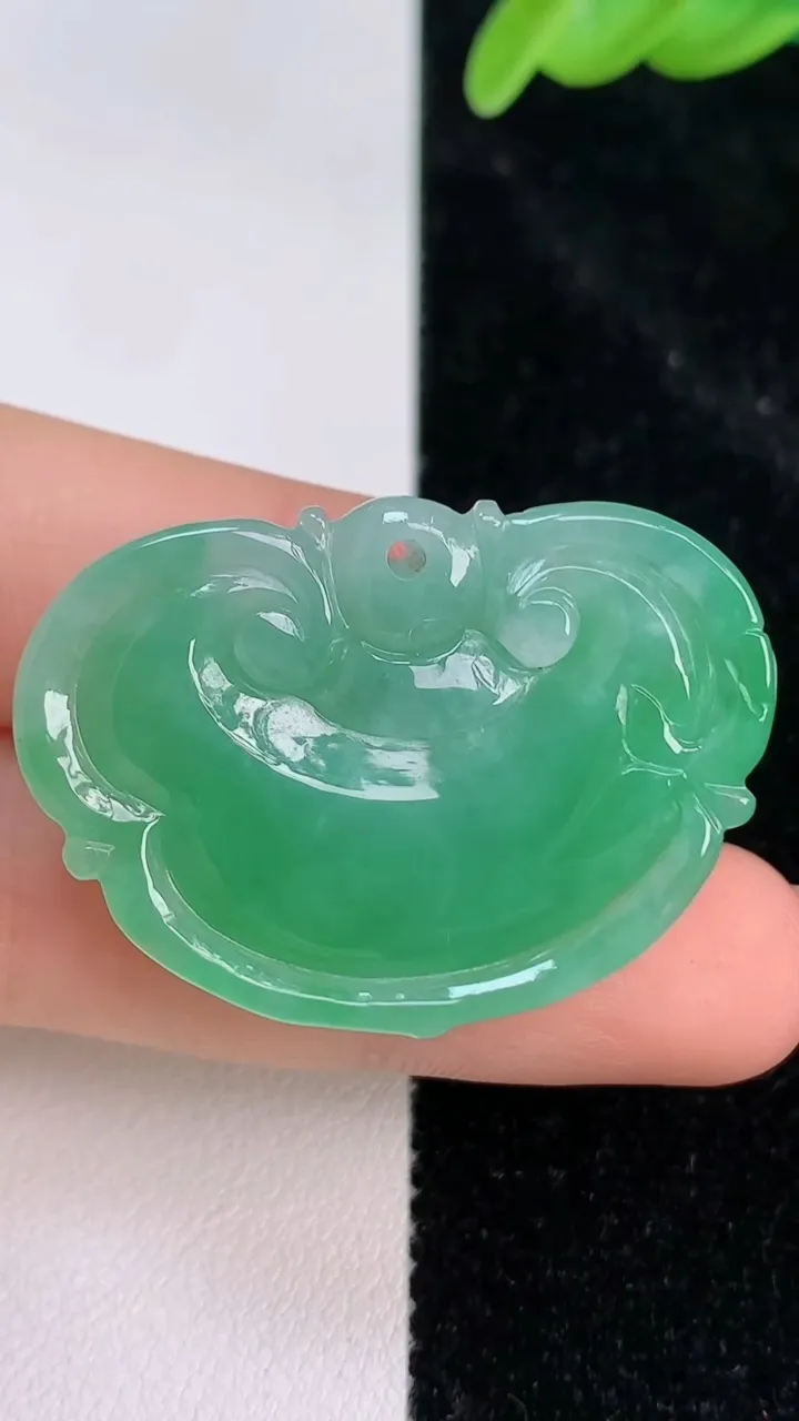 天然A货翡翠如意头吊坠，尺寸26-36-5.7，重量:10.56g
7月8日