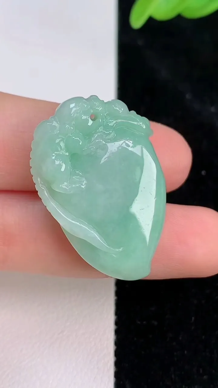 天然A货翡翠福瓜吊坠，尺寸32-19.6-9，重量:10.00g
7月8日