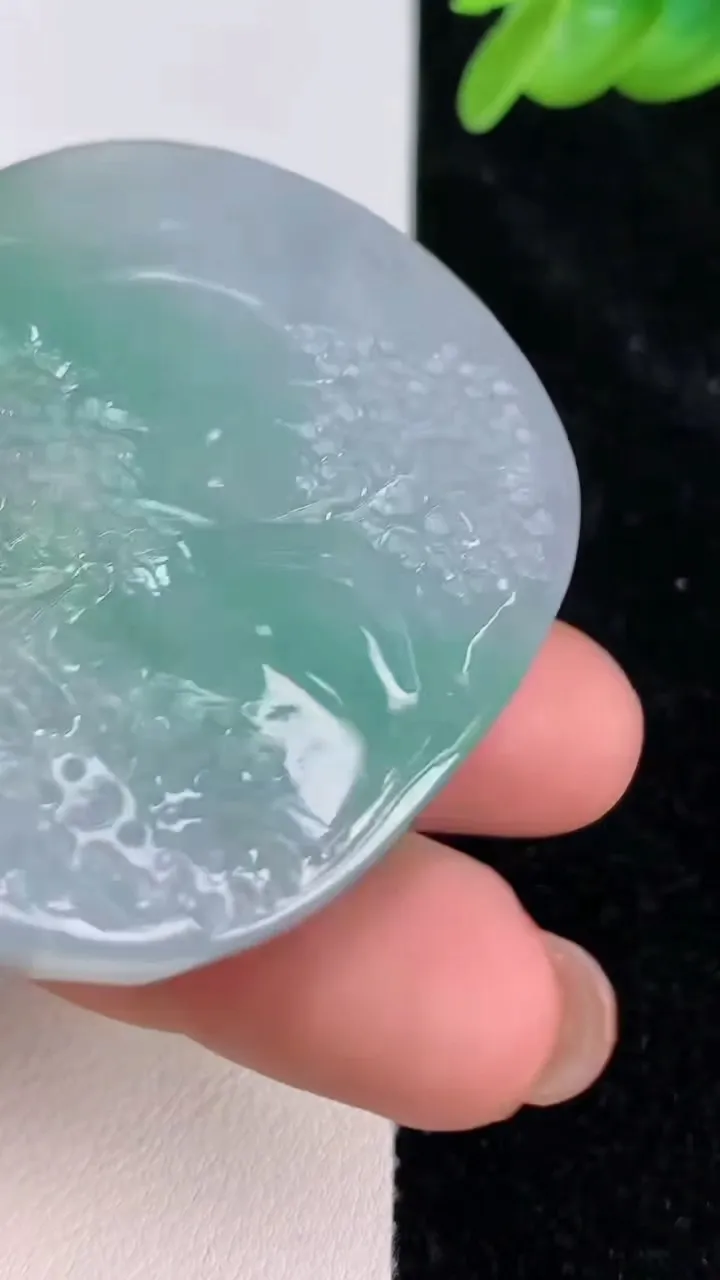天然A货翡翠山水牌吊坠，尺寸48.7-43-9.8，重量:45.11g
7月8日