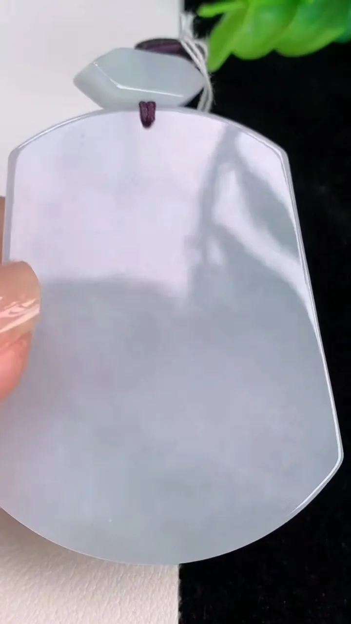 天然A货翡翠飘花仿古无事牌吊坠，尺寸55.2-42.4-5.2，重量:35.22g
7月8日