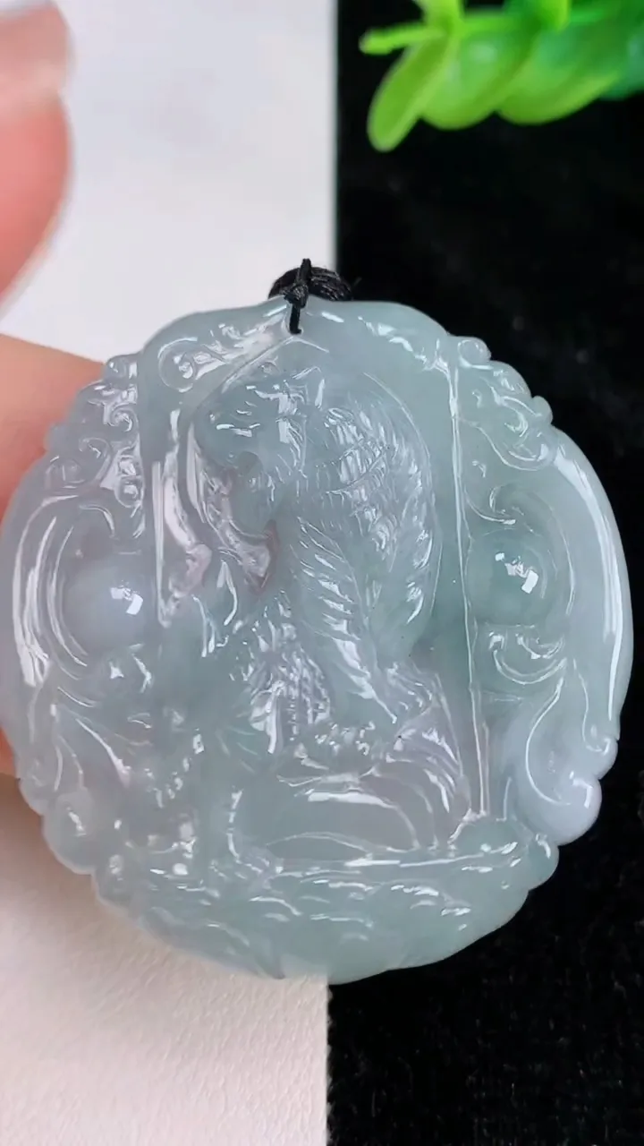 天然A货翡翠飘花生肖虎吊坠，尺寸47-43.4-6.8，重量:22.79g
7月8日