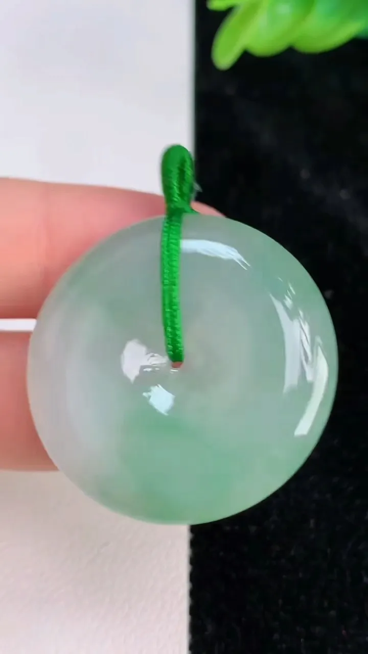 天然A货翡翠平安扣吊坠，尺寸31.6-6，重量:12.25g
7月8日