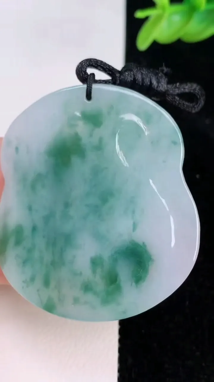 天然A货翡翠飘花马上封侯吊坠，尺寸47.3-41-5.4，重量:20.80g
7月8日