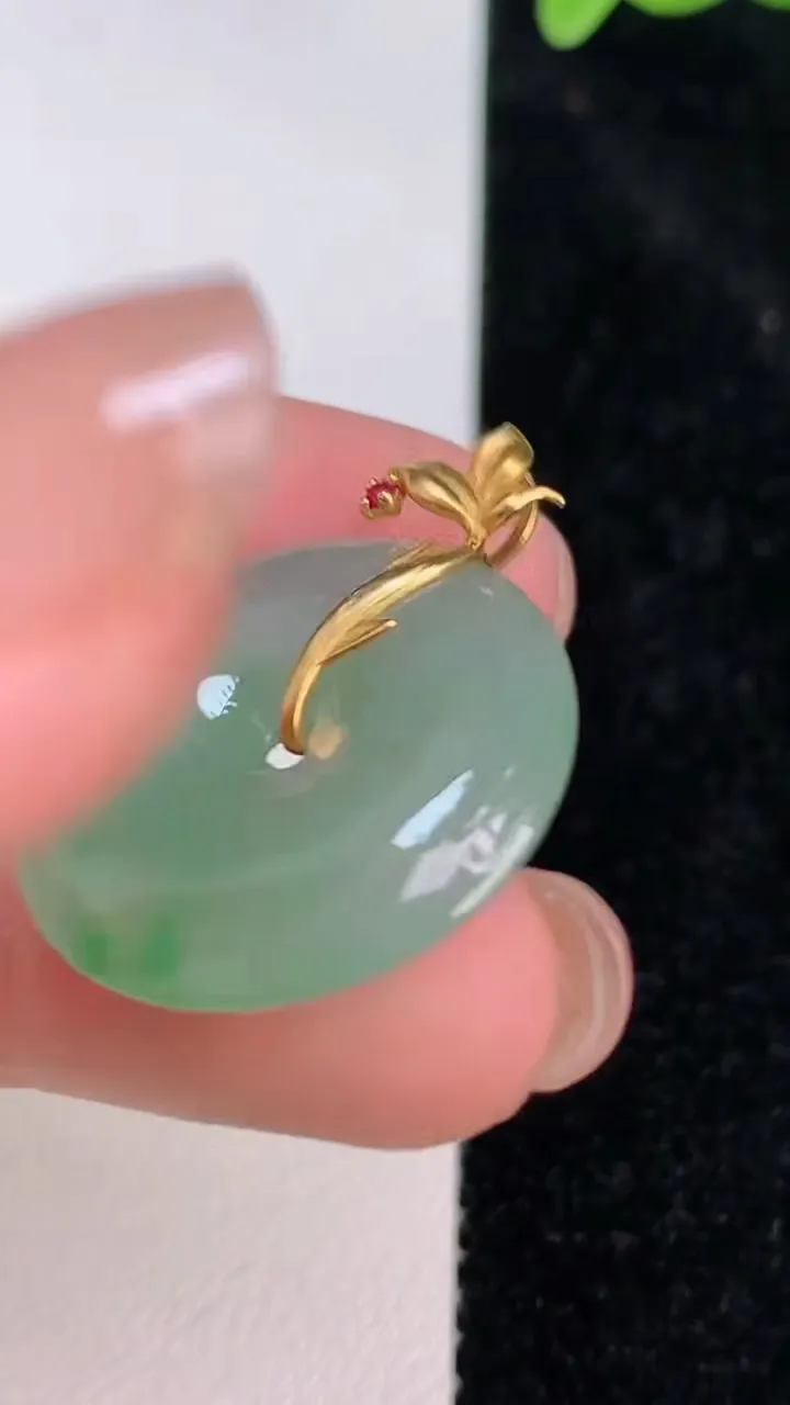 天然A货翡翠平安扣吊坠，尺寸22-4.5，重量:4.58g
7月8日