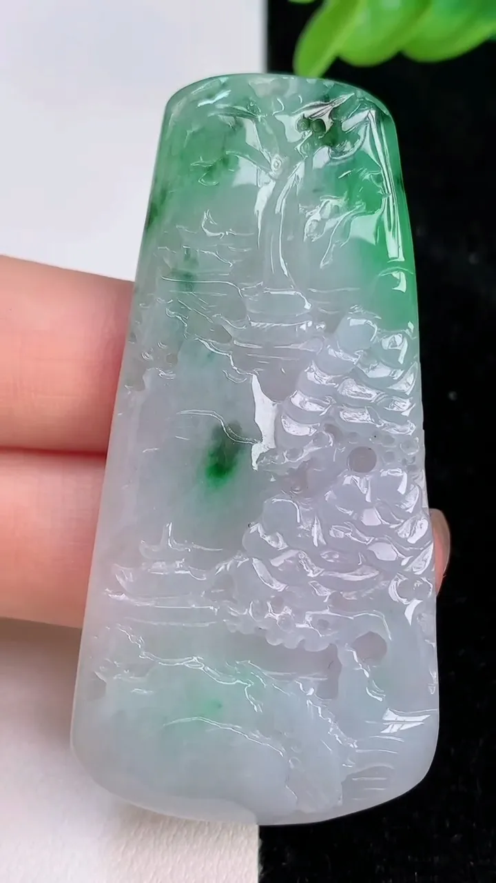 天然A货翡翠山水牌吊坠，尺寸62.2-30.7-5.5，重量:23.07g
7月8日