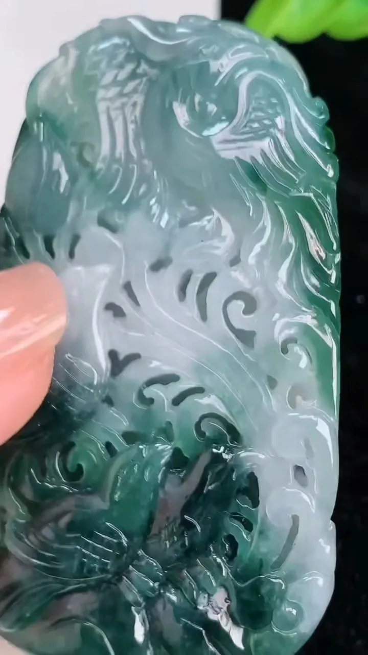 天然A货翡翠飘花凤凰吊坠，尺寸67-37.6-13，重量:57.76g
7月8日