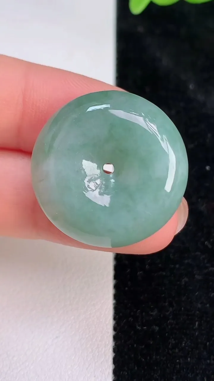 天然A货翡翠平安扣吊坠，尺寸25.8-7.3，重量:9.62g
7月8日