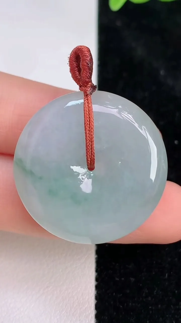 天然A货翡翠飘花平安扣吊坠，尺寸29.2-5.6，重量:10.08g
7月8日