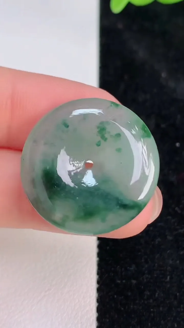 天然A货翡翠飘花平安扣吊坠，尺寸25-4.5，重量:5.70g
7月8日