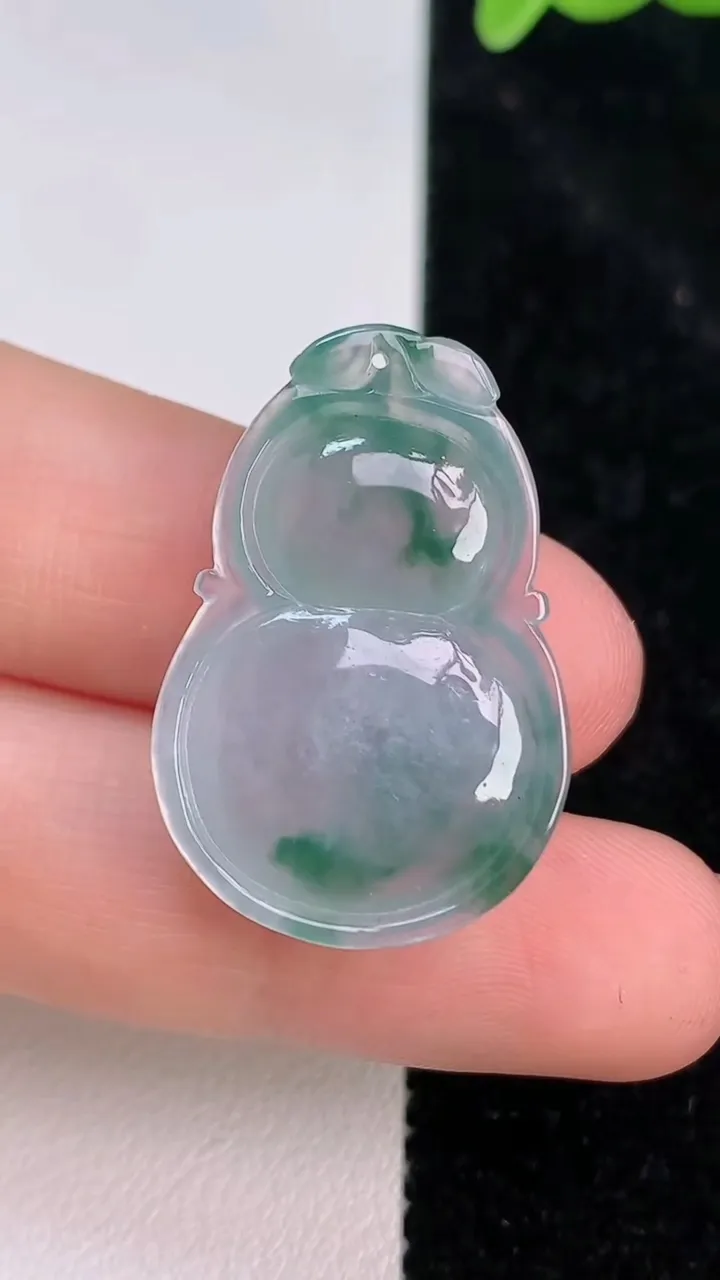 天然A货翡翠冰种飘花葫芦吊坠，尺寸29-19-6，重量:5.26g
7月8日