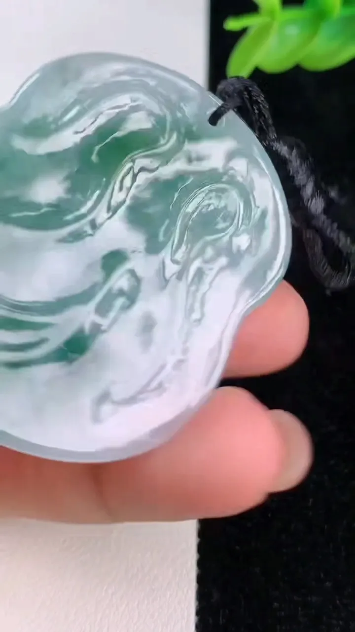 天然A货翡翠飘花马上封侯吊坠，尺寸47.3-41-5.4，重量:20.80g
7月8日
