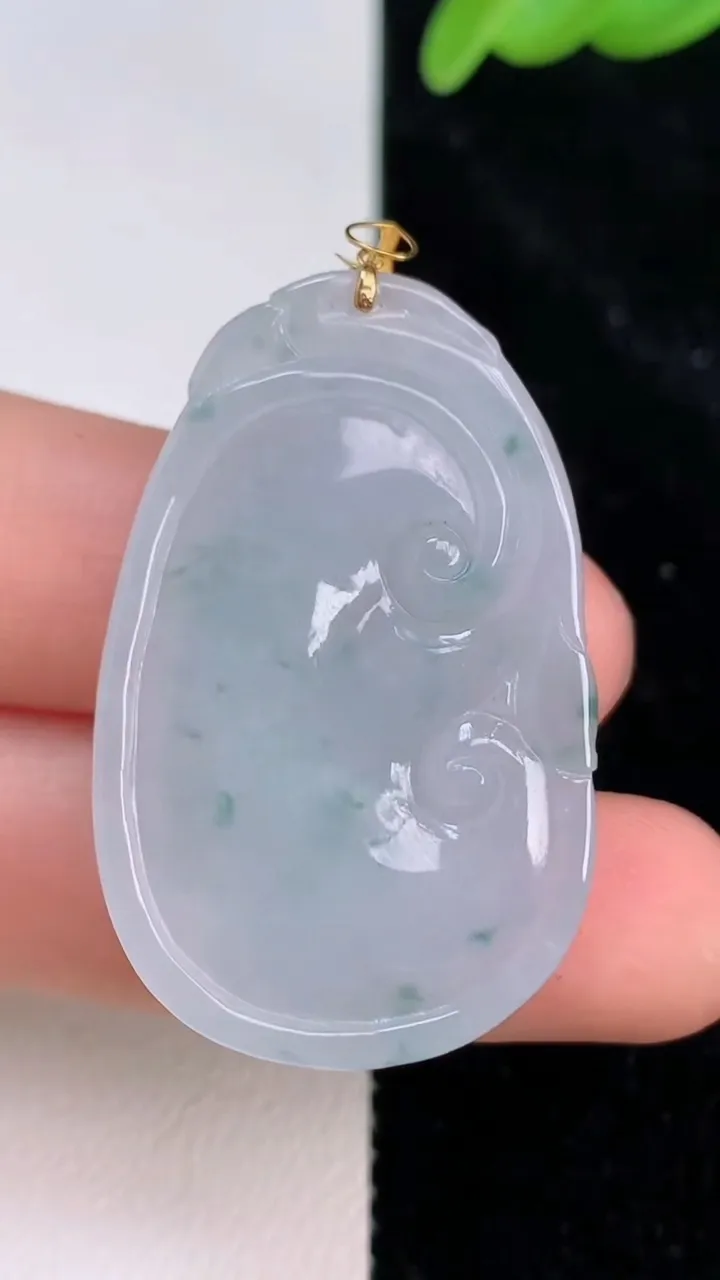 天然A货翡翠18k金飘花如意吊坠，尺寸38.6-24.3-6，重量:11.37g
7月8日