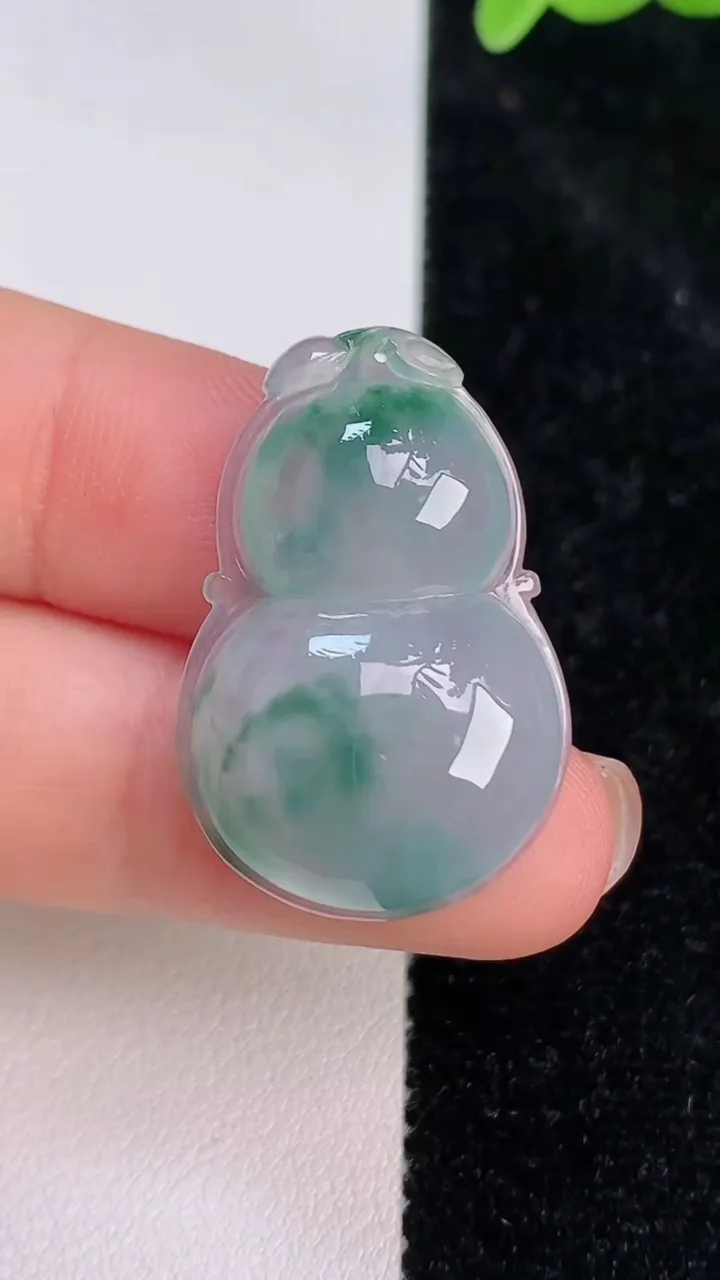 天然A货翡翠冰种飘花葫芦吊坠，尺寸29-19-6，重量:5.26g
7月8日