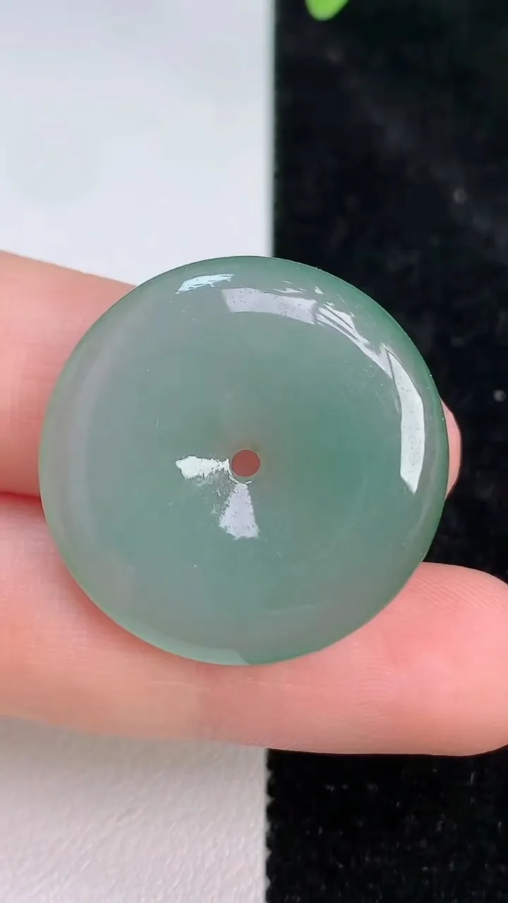 天然A货翡翠平安扣吊坠，尺寸26.7-4.5，重量:6.54g
7月8日