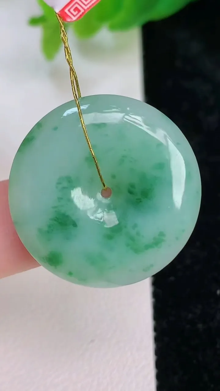 天然A货翡翠平安扣吊坠，尺寸26.7-4.8，重量:6.83g
7月9日