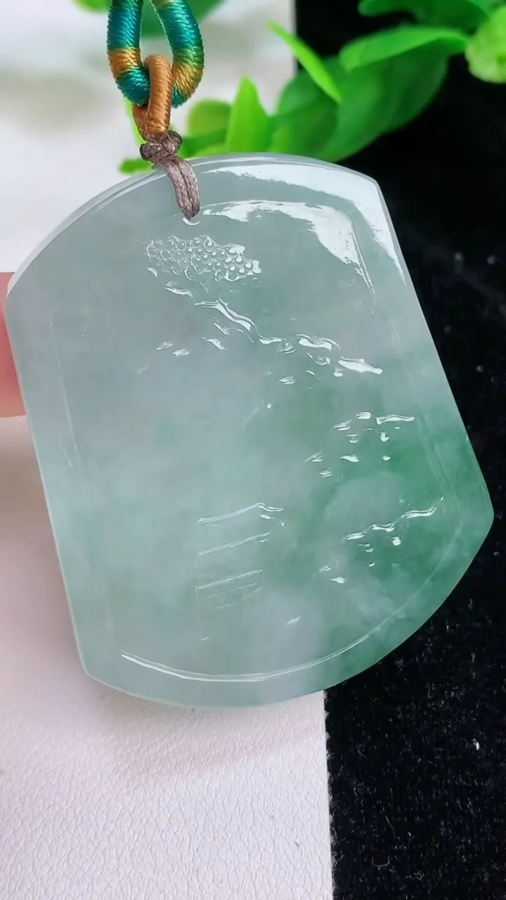 天然A货翡翠山水无事牌吊坠，尺寸54.3-44.3-5.3，重量:37.27g
7月9日