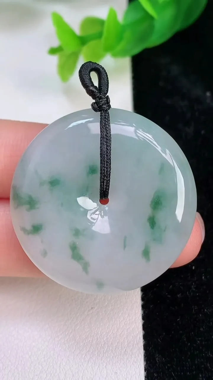 天然A货翡翠飘花平安扣吊坠，尺寸35.3-6.2，重量:16.04g
7月9日