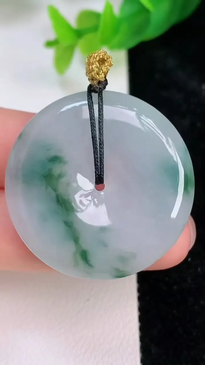 天然A货翡翠飘花平安扣吊坠，尺寸34.3-5.6，重量:14.38g
7月9日