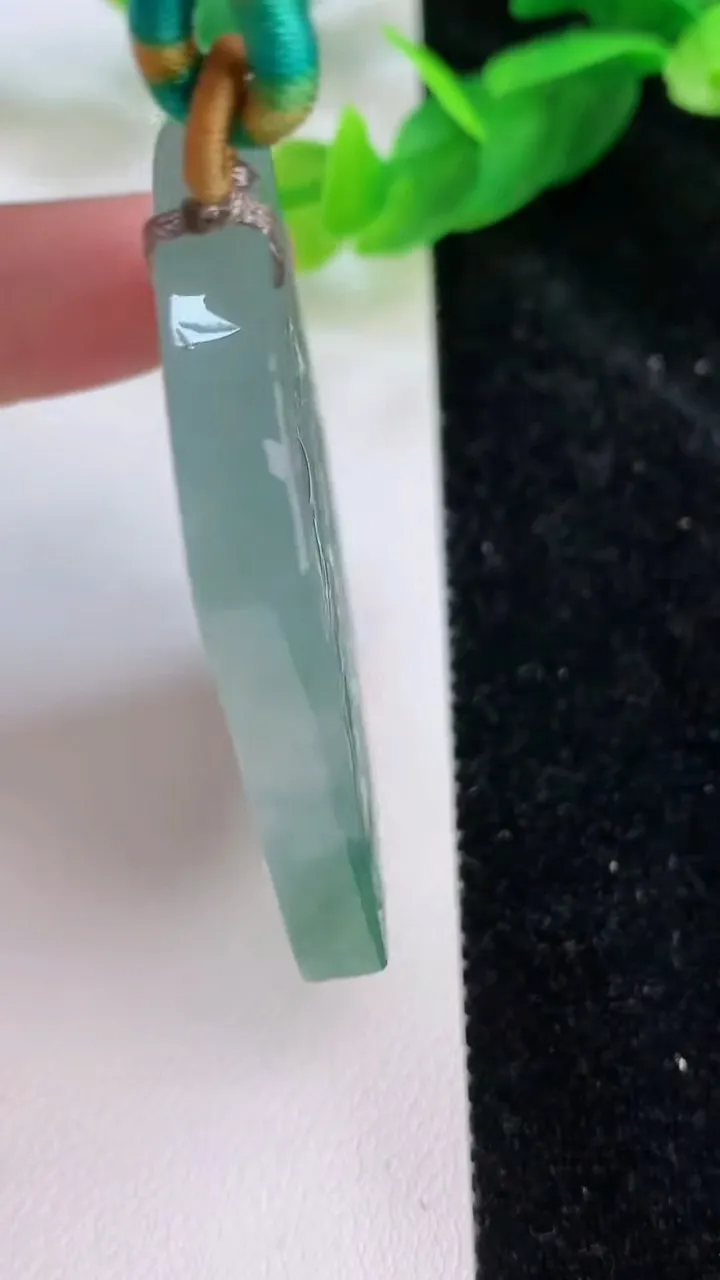 天然A货翡翠山水无事牌吊坠，尺寸54.3-44.3-5.3，重量:37.27g
7月9日