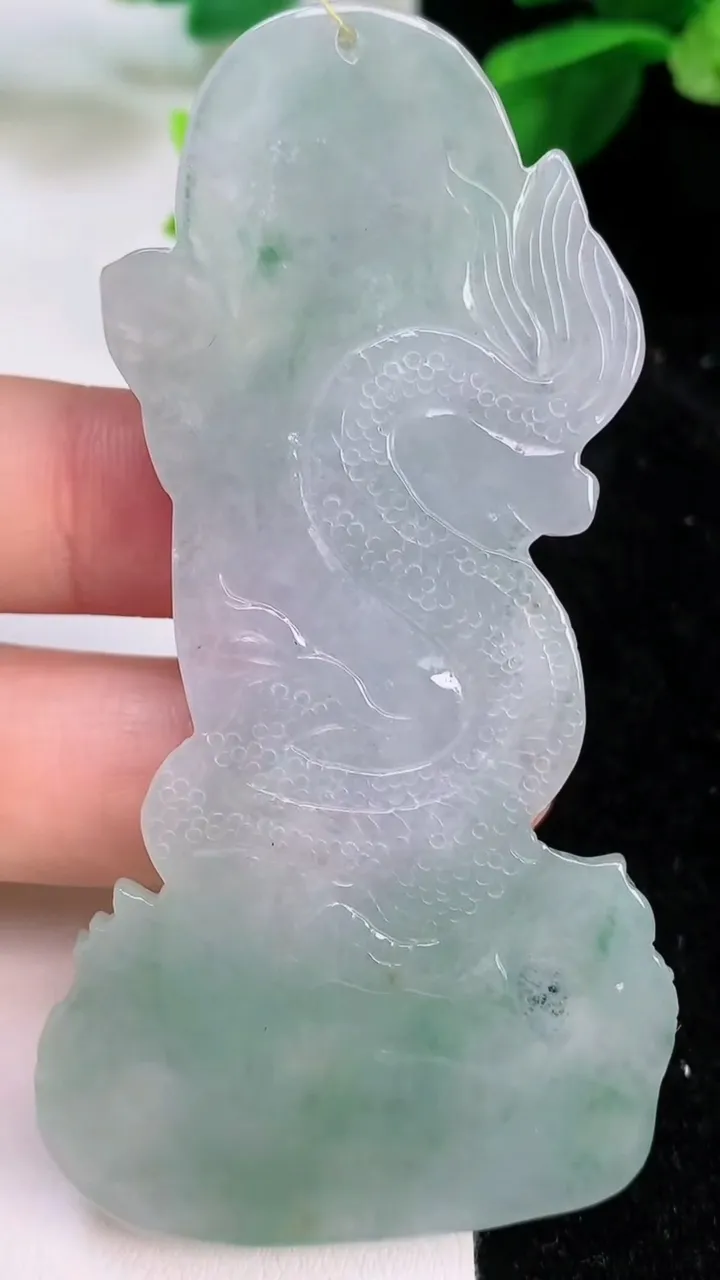 天然A货翡翠御龙观音菩萨吊坠，尺寸78.3-40.4-6，重量:28.90g
7月9日