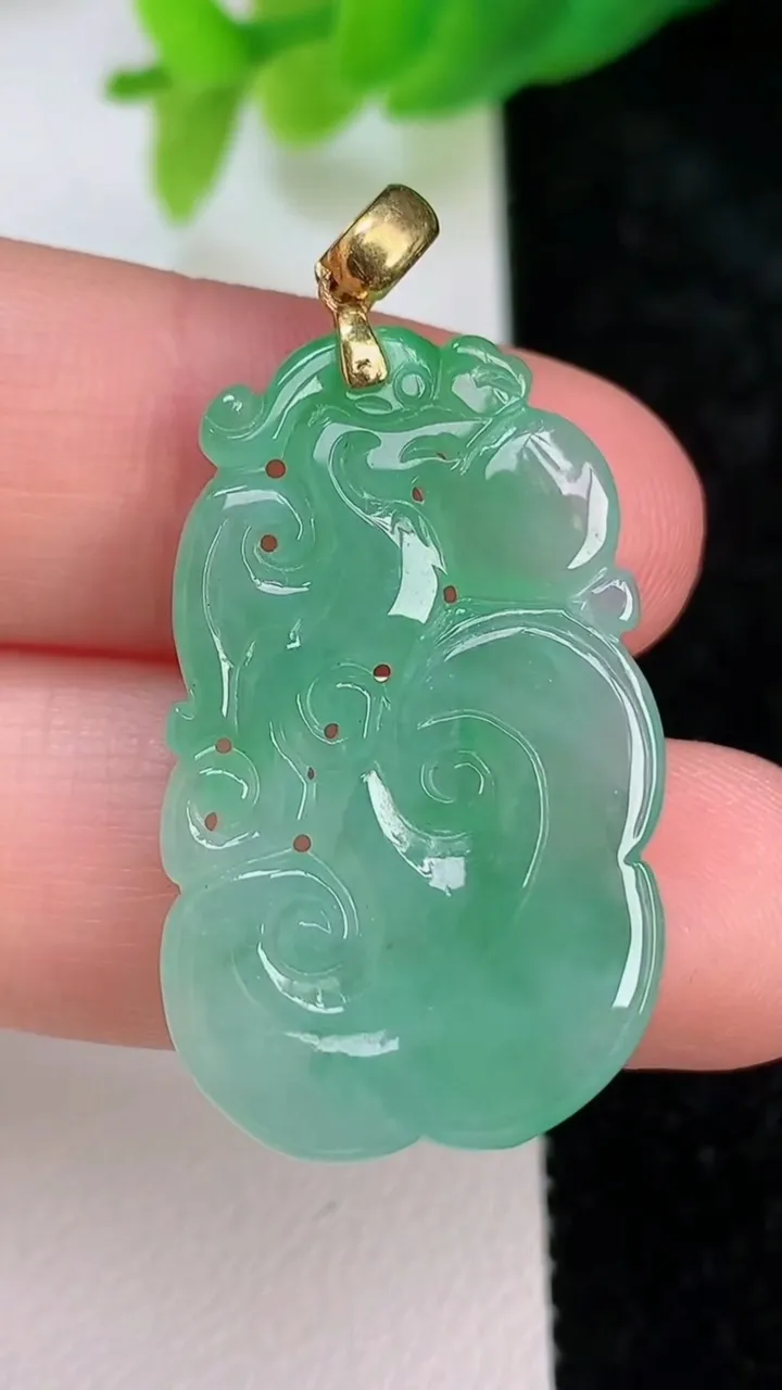 天然A货翡翠如意吊坠，尺寸31-19-3.4，重量:5.00g
7月9日