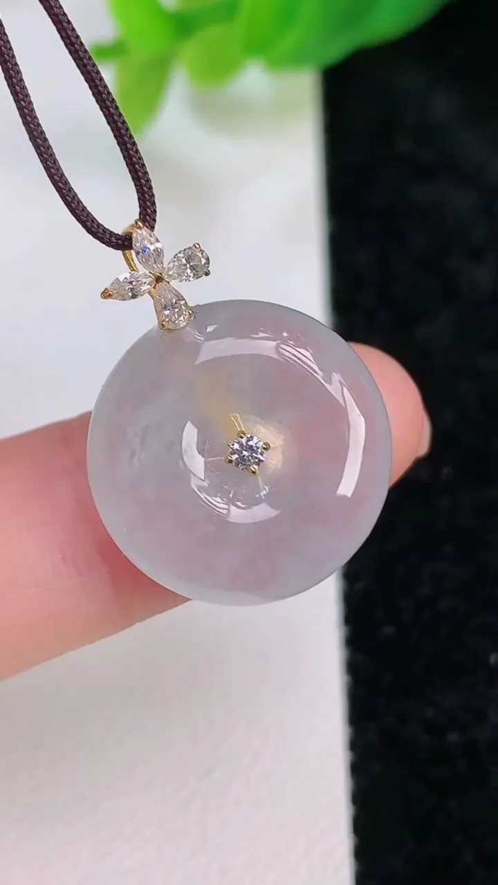 天然A货翡翠种平安扣吊坠，尺寸17.5-5.6，重量:3.73g
7月9日