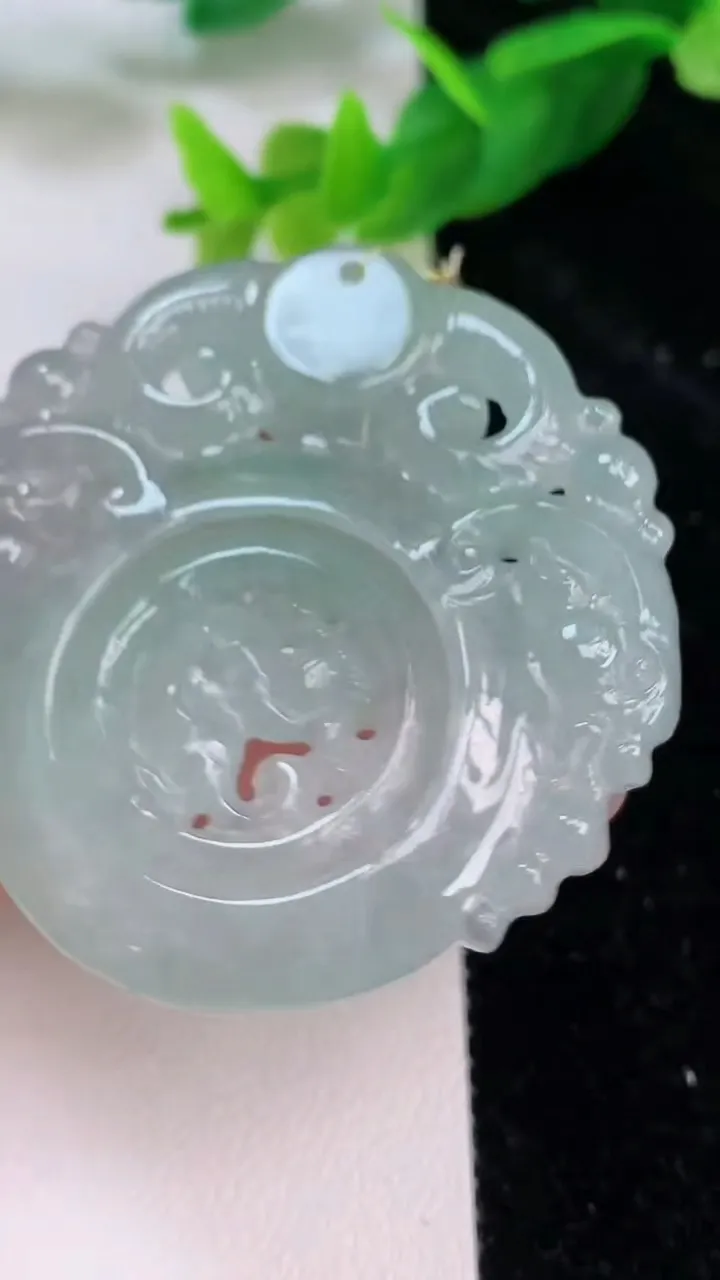 天然A货翡翠仿古生肖牛牌吊坠，尺寸48-47.2-6.4，重量:24.96g
7月9日