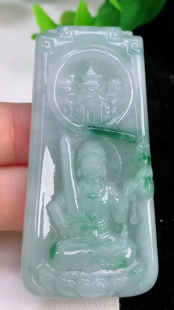 天然A货翡翠不动明王吊坠，尺寸62.7-30.7-5.7，重量:23.92g
7月9日