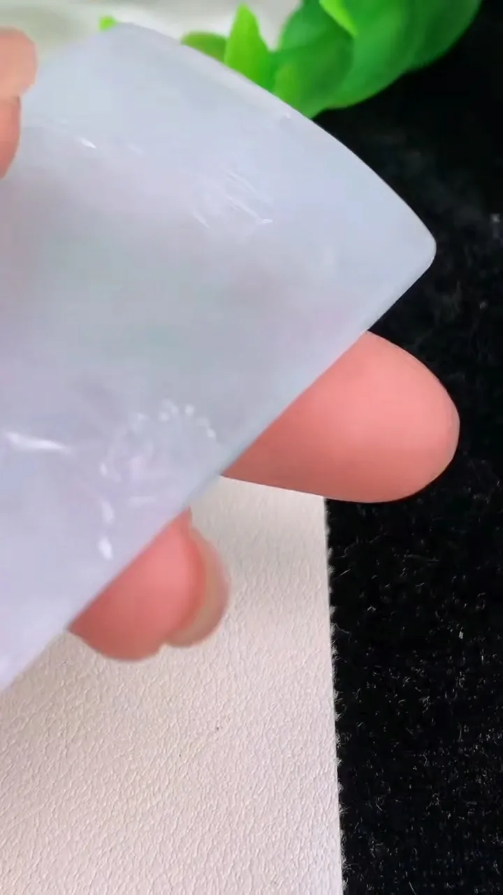 天然A货翡翠山水牌吊坠，尺寸62.5-37-3.6，重量:24.18g
7月9日