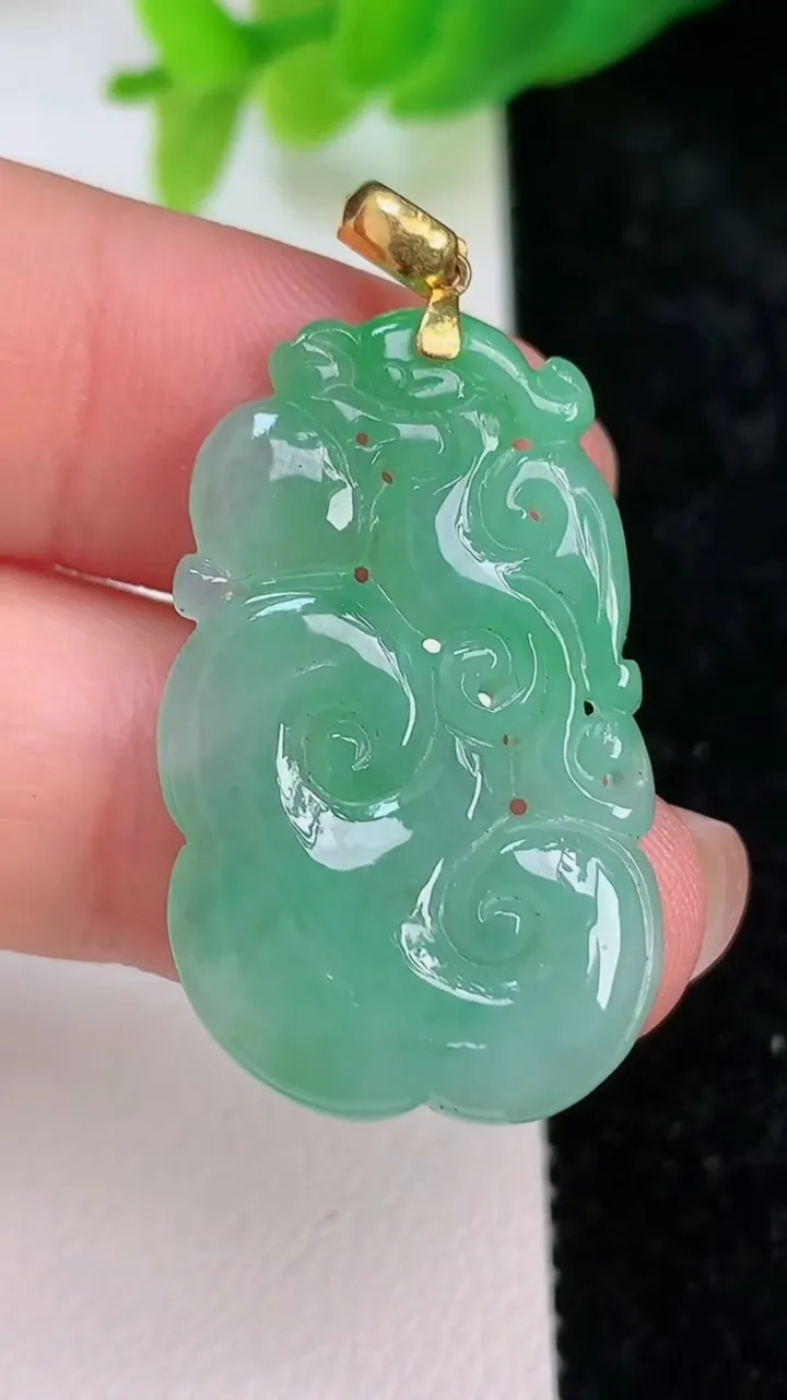 天然A货翡翠如意吊坠，尺寸31-19-3.4，重量:5.00g
7月9日