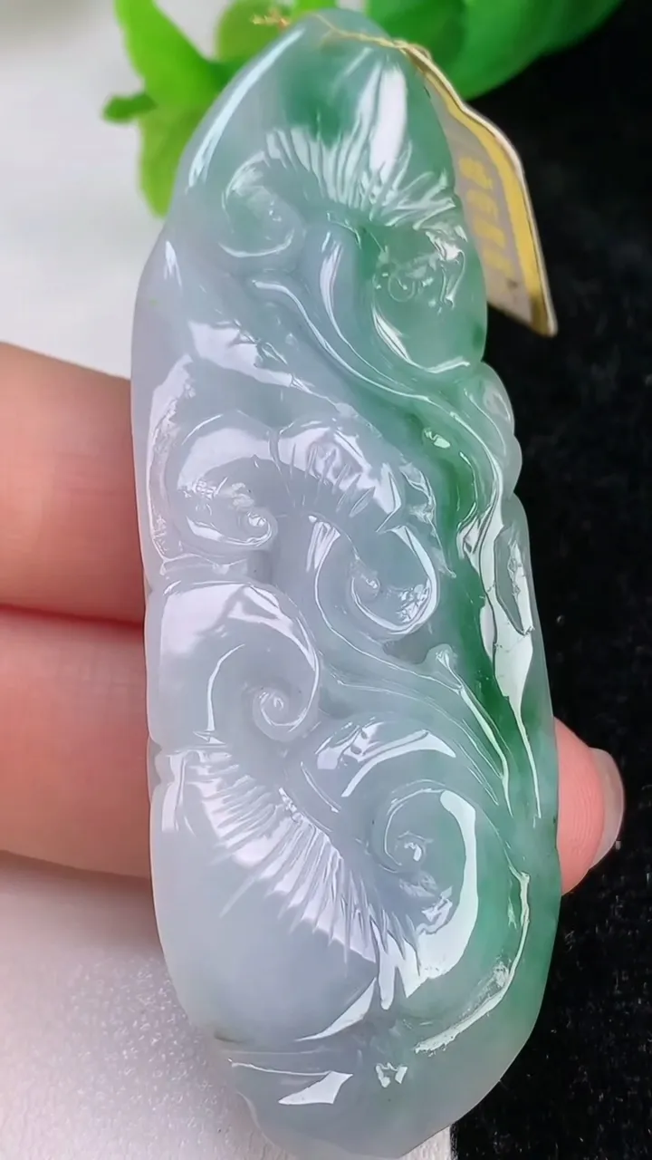 天然A货翡翠春带彩紫罗兰蝙蝠吊坠，尺寸69.4-25.5-9，重量:25.89g
7月9日