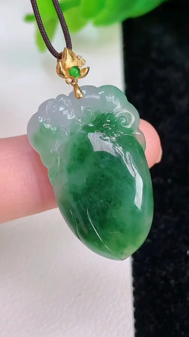 天然A货翡翠寿桃吊坠，尺寸28-16-5，重量:5.18g
7月9日