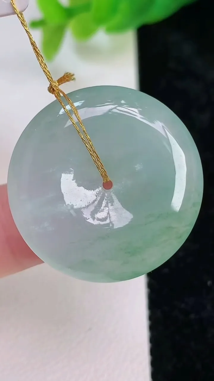 天然A货翡翠平安扣吊坠，尺寸27.2-6，重量:8.90g
7月9日