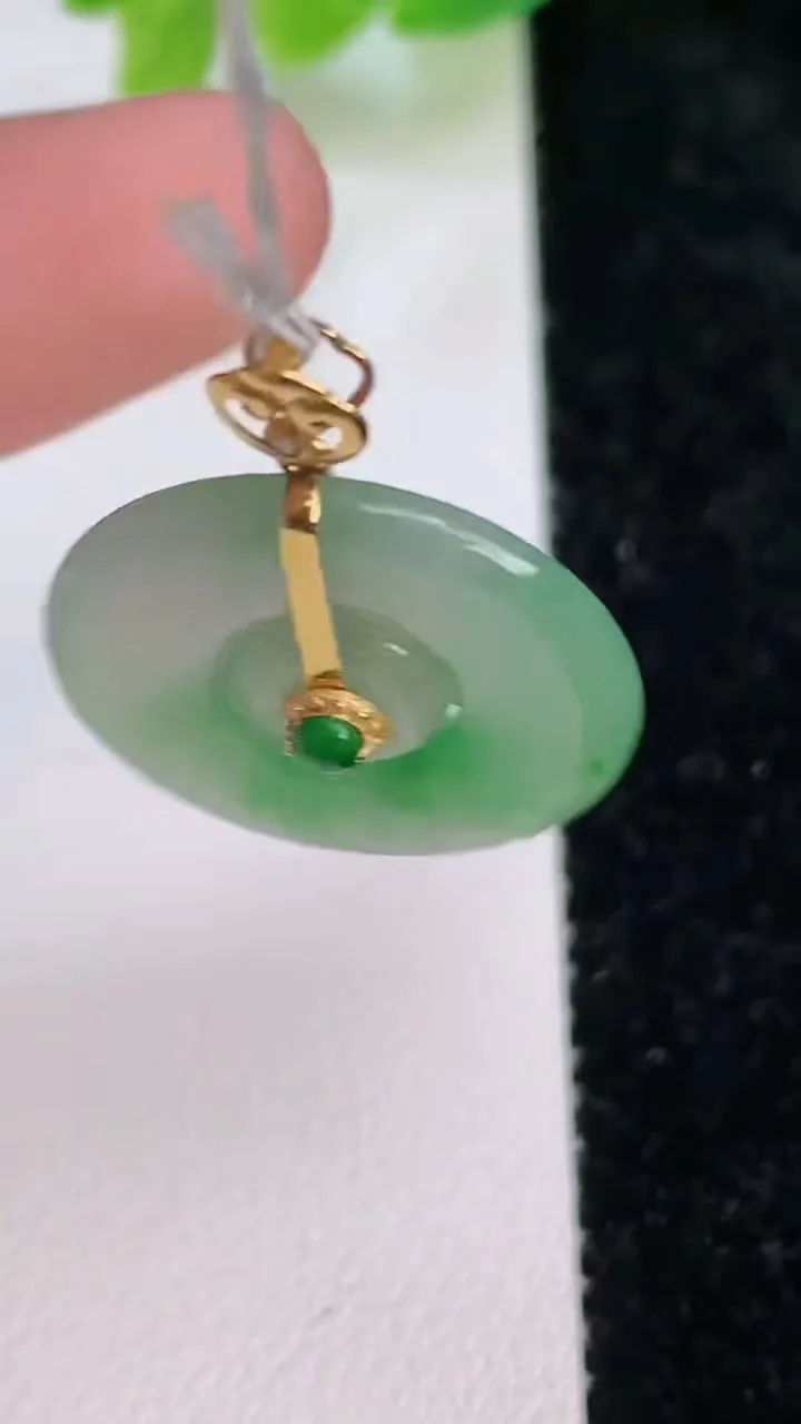天然A货翡翠母子平安扣吊坠，尺寸20.5-3.7，重量:2.68g
7月9日