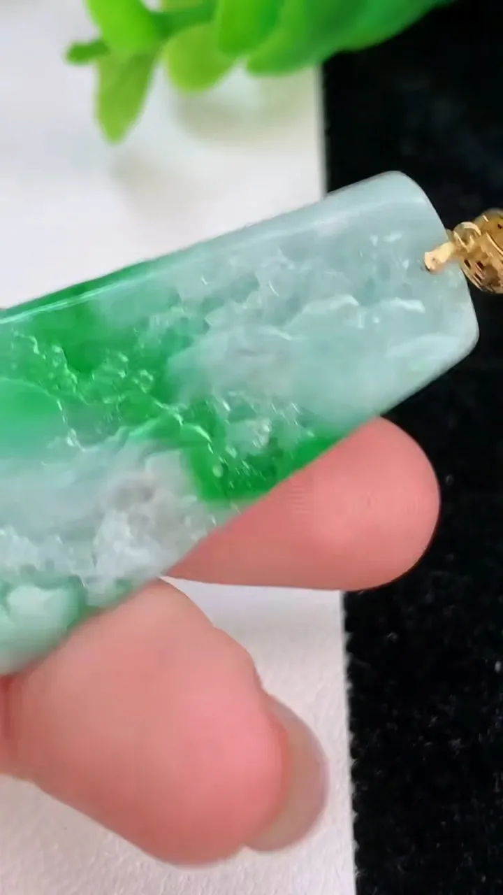 天然A货翡翠山水牌吊坠，尺寸40.8-21.7-8.3，重量:12.27g
7月9日