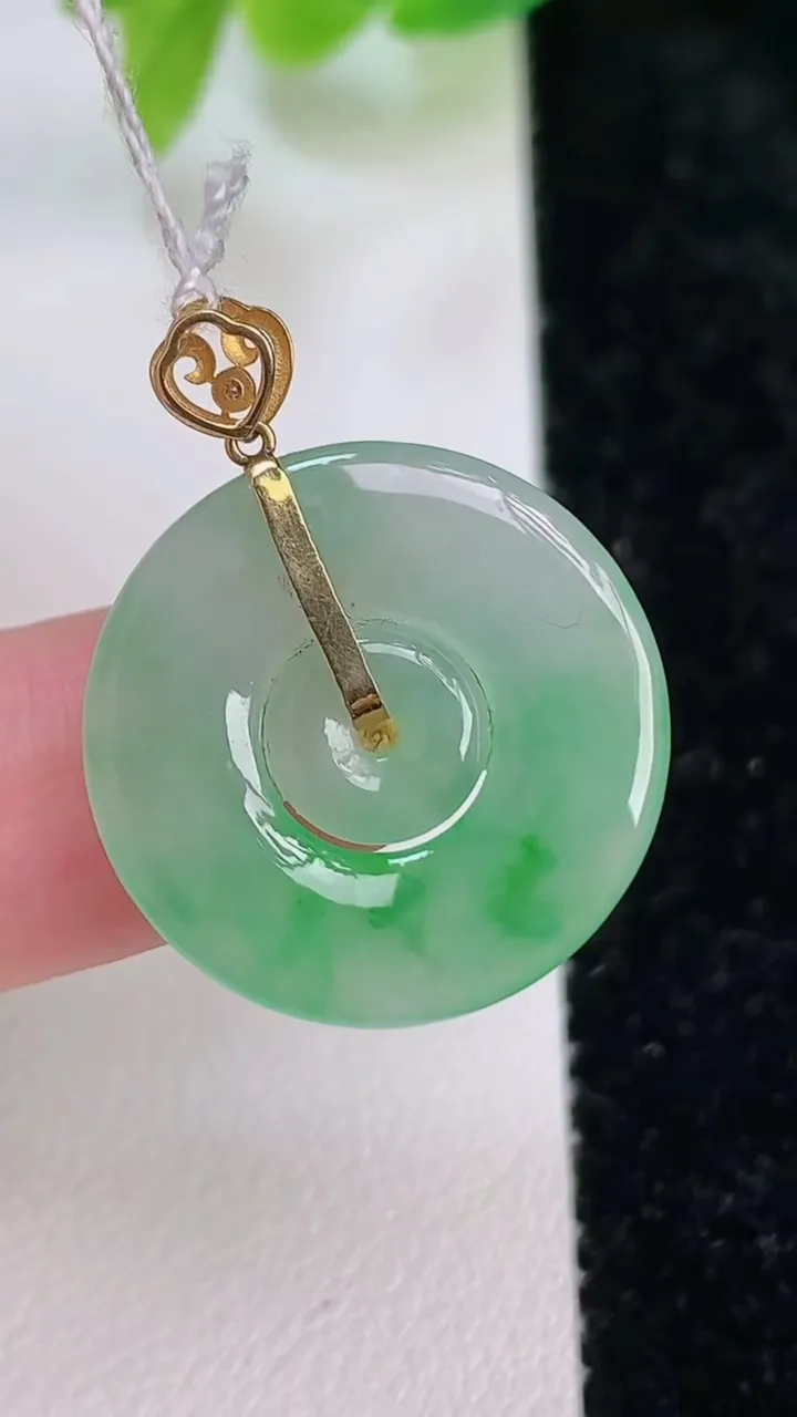 天然A货翡翠母子平安扣吊坠，尺寸20.5-3.7，重量:2.68g
7月9日