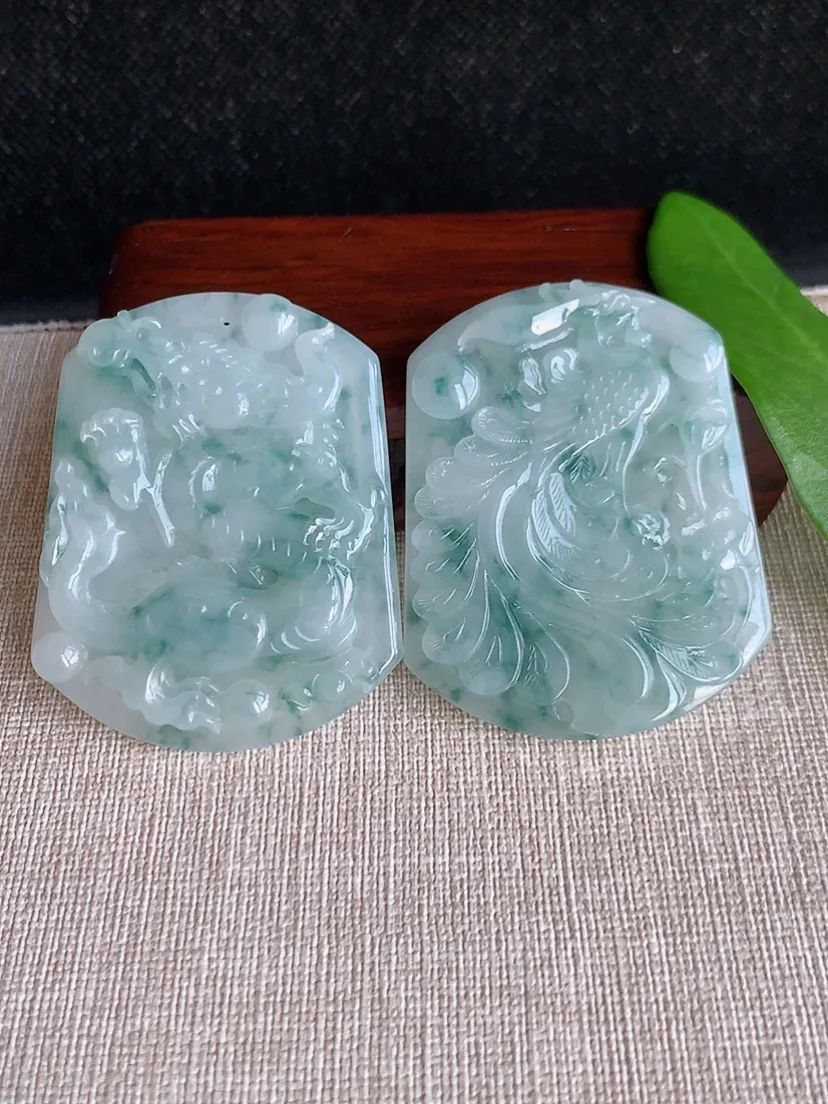 天然A货翡翠飘花龙凤牌龙凤呈祥吊坠一对尺寸51.7×41.2×5.5m量51.60g 0709