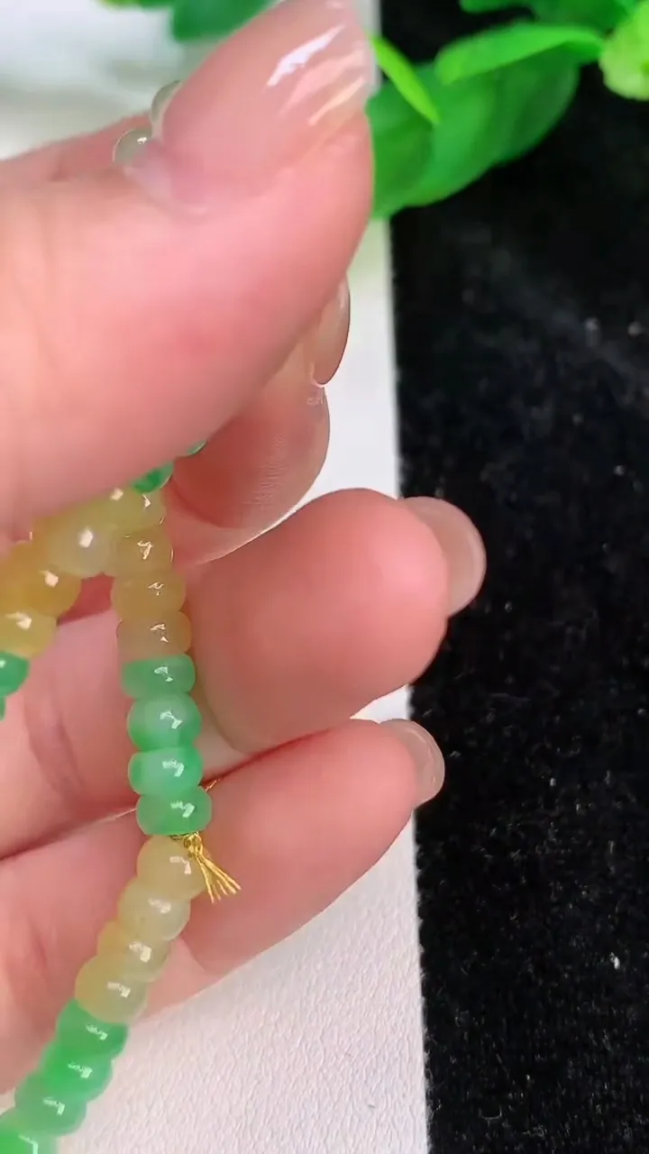 天然A货翡翠双彩算盘珠手串，尺寸5-2.7，重量:9.33g7月9日
工厂直销收藏佳品,种好水足，色泽均匀，有种有色，上手高大气！