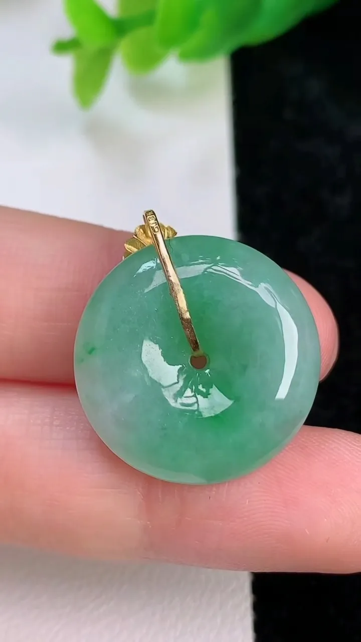 天然A货翡翠平安扣吊坠，尺寸22-5.3，重量:5.53g
7月9日