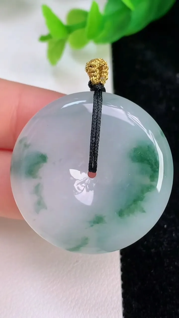 天然A货翡翠飘花平安扣吊坠，尺寸34.3-5.6，重量:14.38g
7月9日