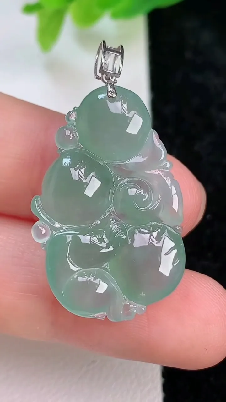 天然A货翡翠生肖猴吊坠，尺寸29.4-19-6.2，重量:5.11g
7月9日