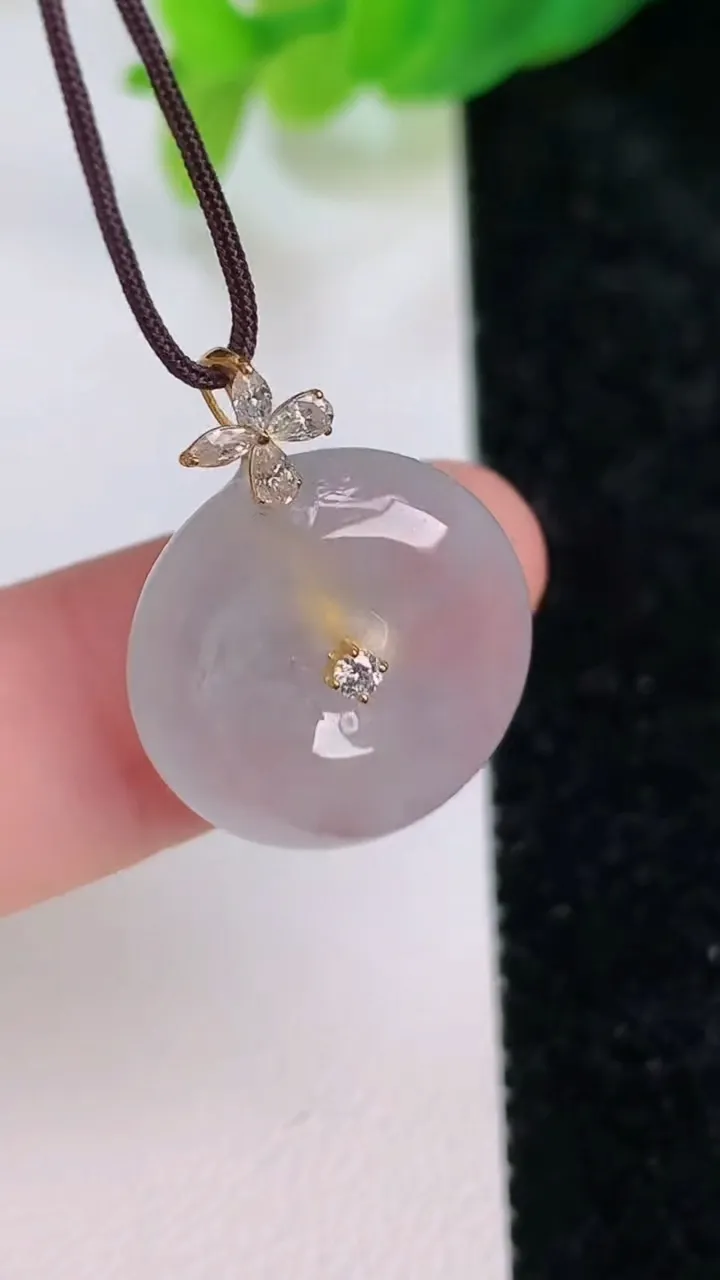 天然A货翡翠种平安扣吊坠，尺寸17.5-5.6，重量:3.73g
7月9日