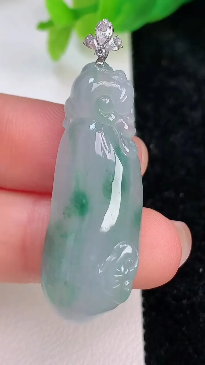 天然A货翡翠福瓜吊坠，尺寸39.4-15.4-7.2，重量:7.77g
7月9日