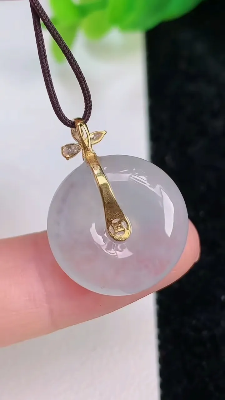 天然A货翡翠种平安扣吊坠，尺寸17.5-5.6，重量:3.73g
7月9日